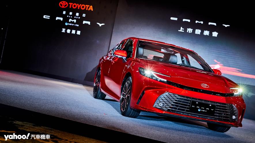 全新大改款的Toyota Camry一改前個世代的設計風格並採用現行品牌更加年輕化且運動感十足的設計語彙。 - 1