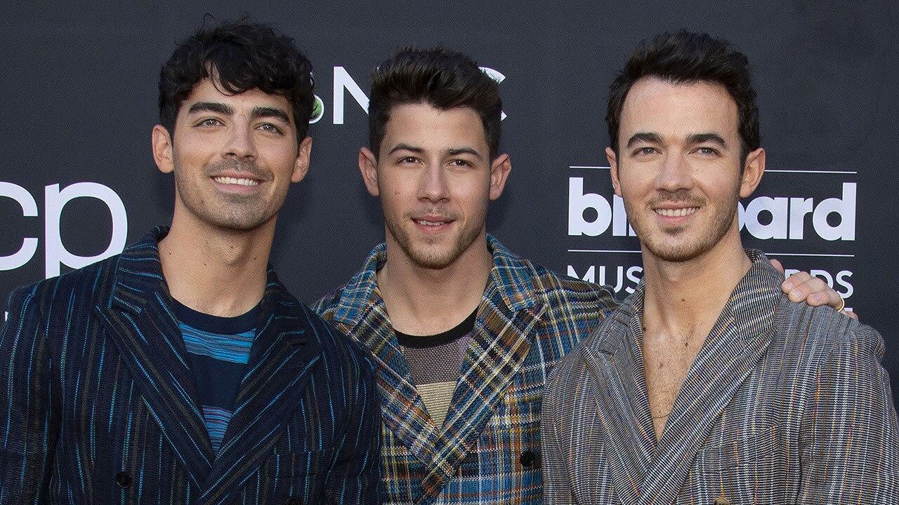 Jonas Brothers Surprise Fans in New York City for Epic 'Billy on the