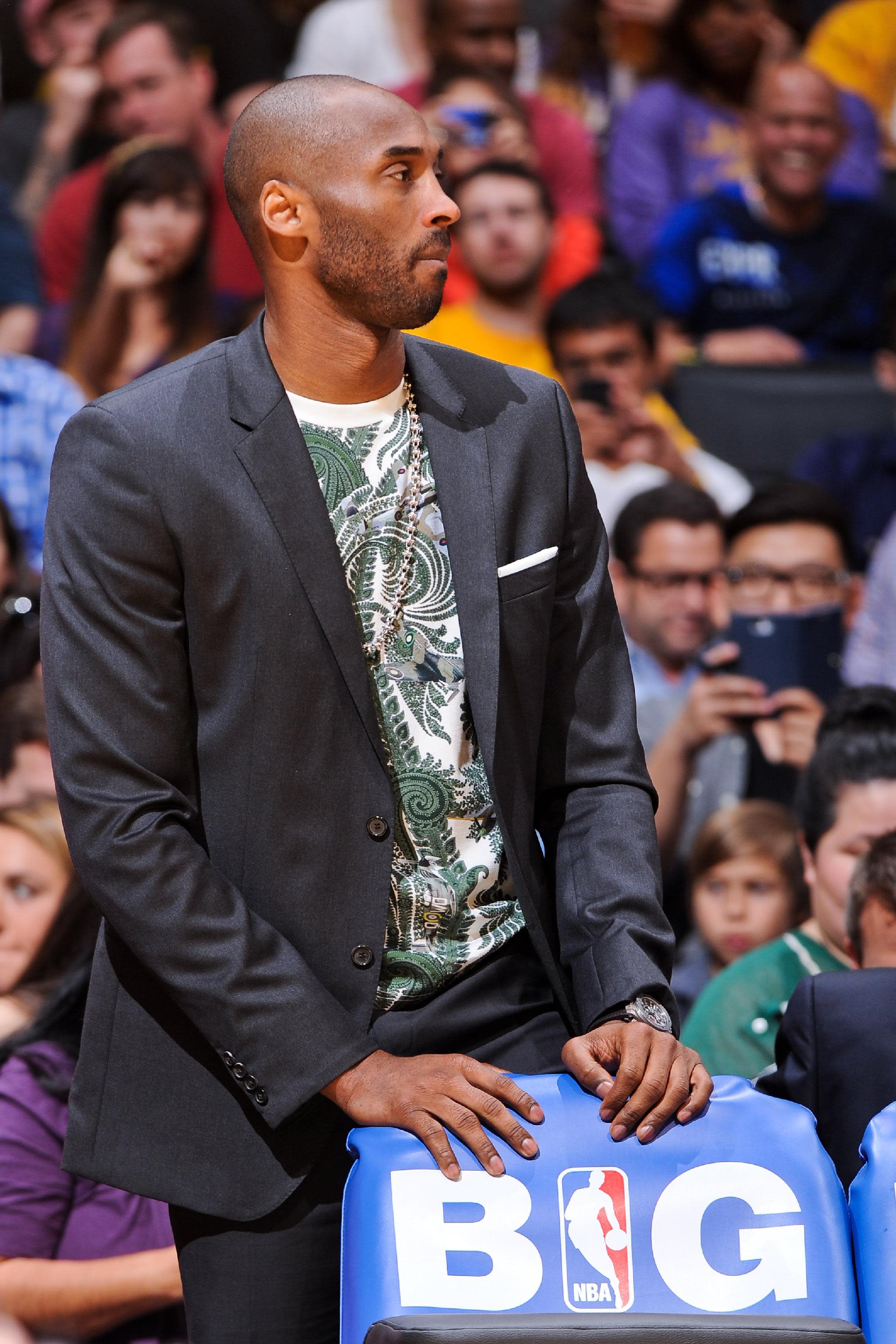 Kobe Bryant goes overseas for medical procedure