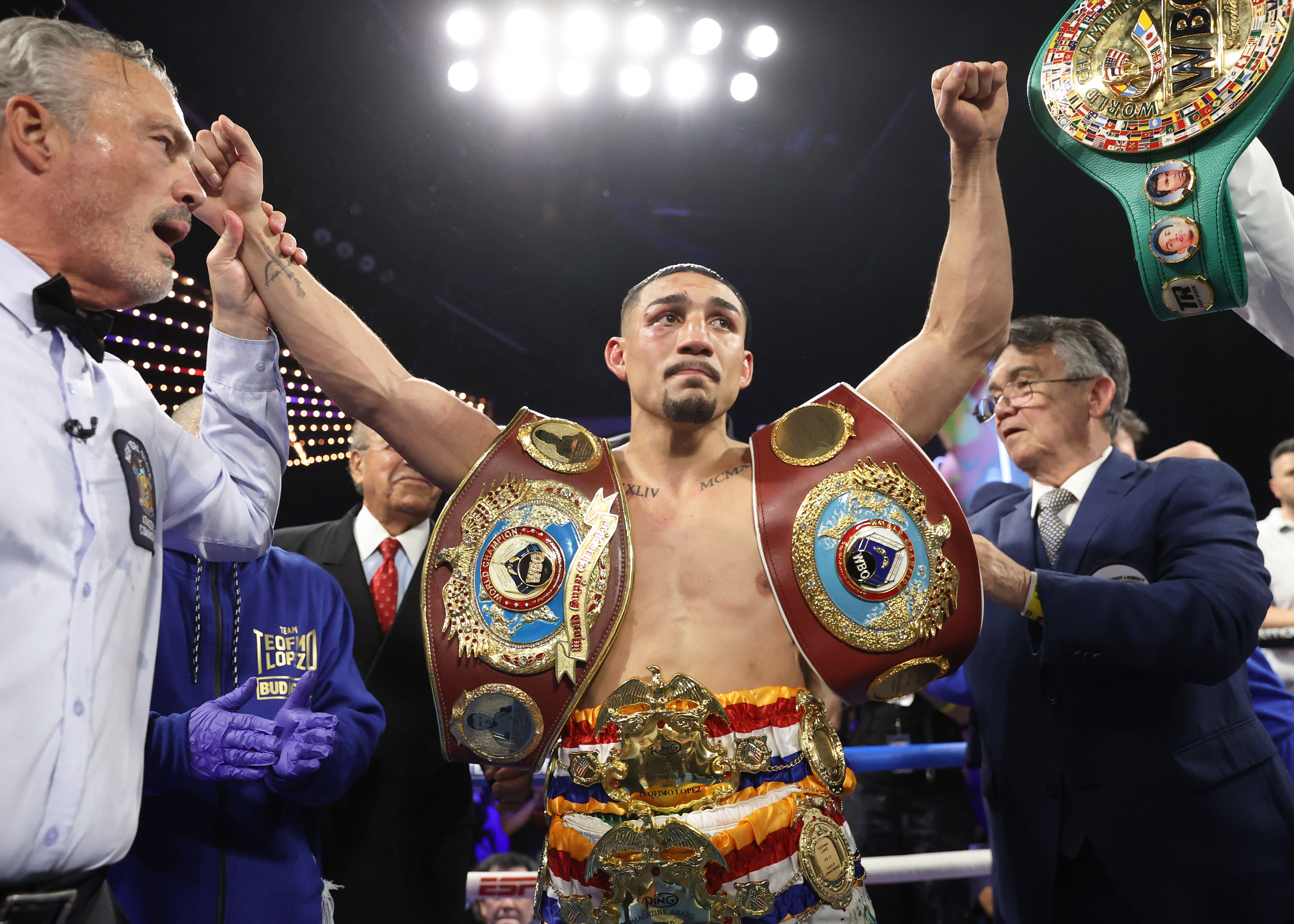 After troubling pre-fight revelations, Teofimo Lopez recaptures championship form