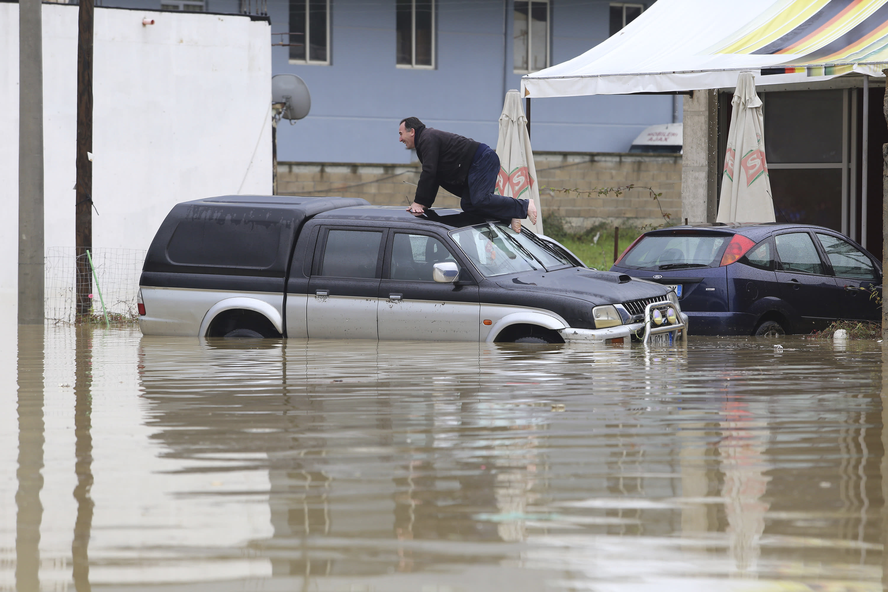 Затопит ли горводоканал в петропавловске казахстан. Албания наводнение. Наводнение в Албании фото.