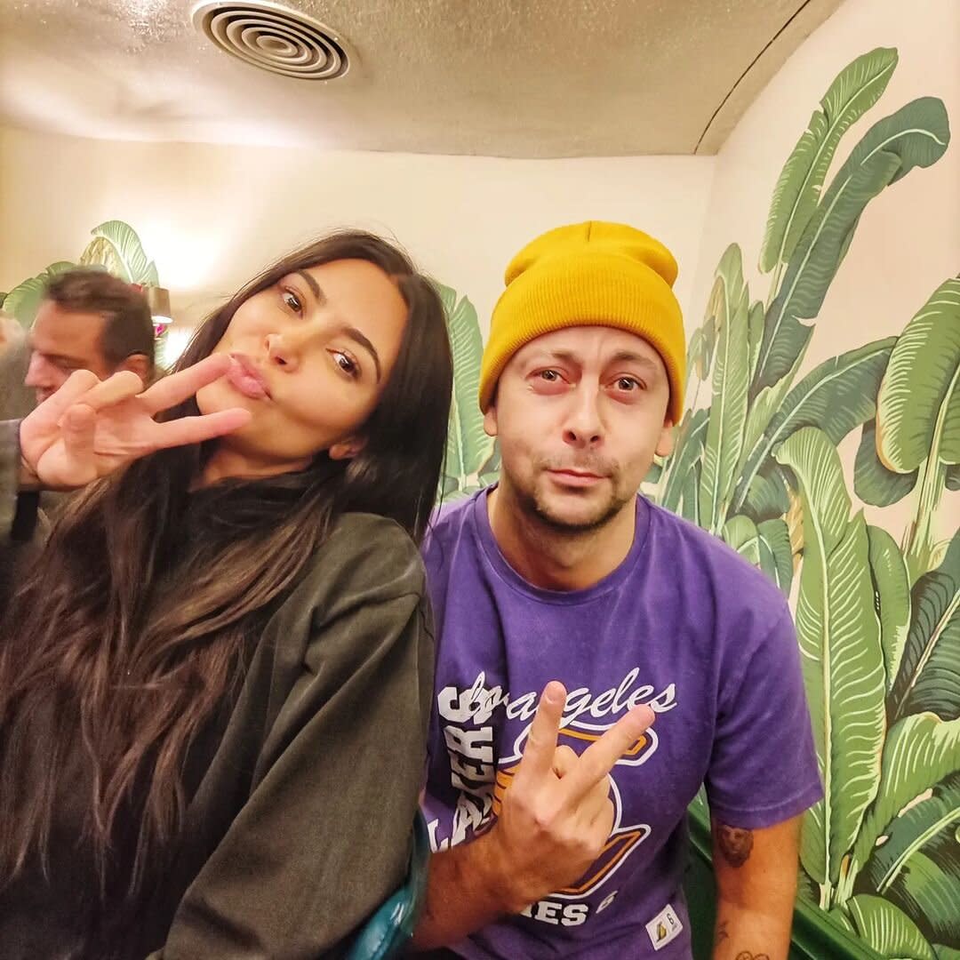 Kim Kardashian e Pete Davidson posano per le foto con il turista durante la colazione al Beverly Hills Hotel