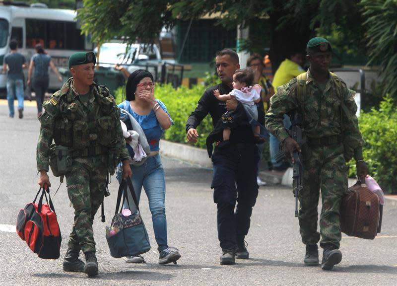 Resultado de imagen para Cerca de 1.000 miembros de Fuerza PÃºblica venezolana han desertado a Colombia