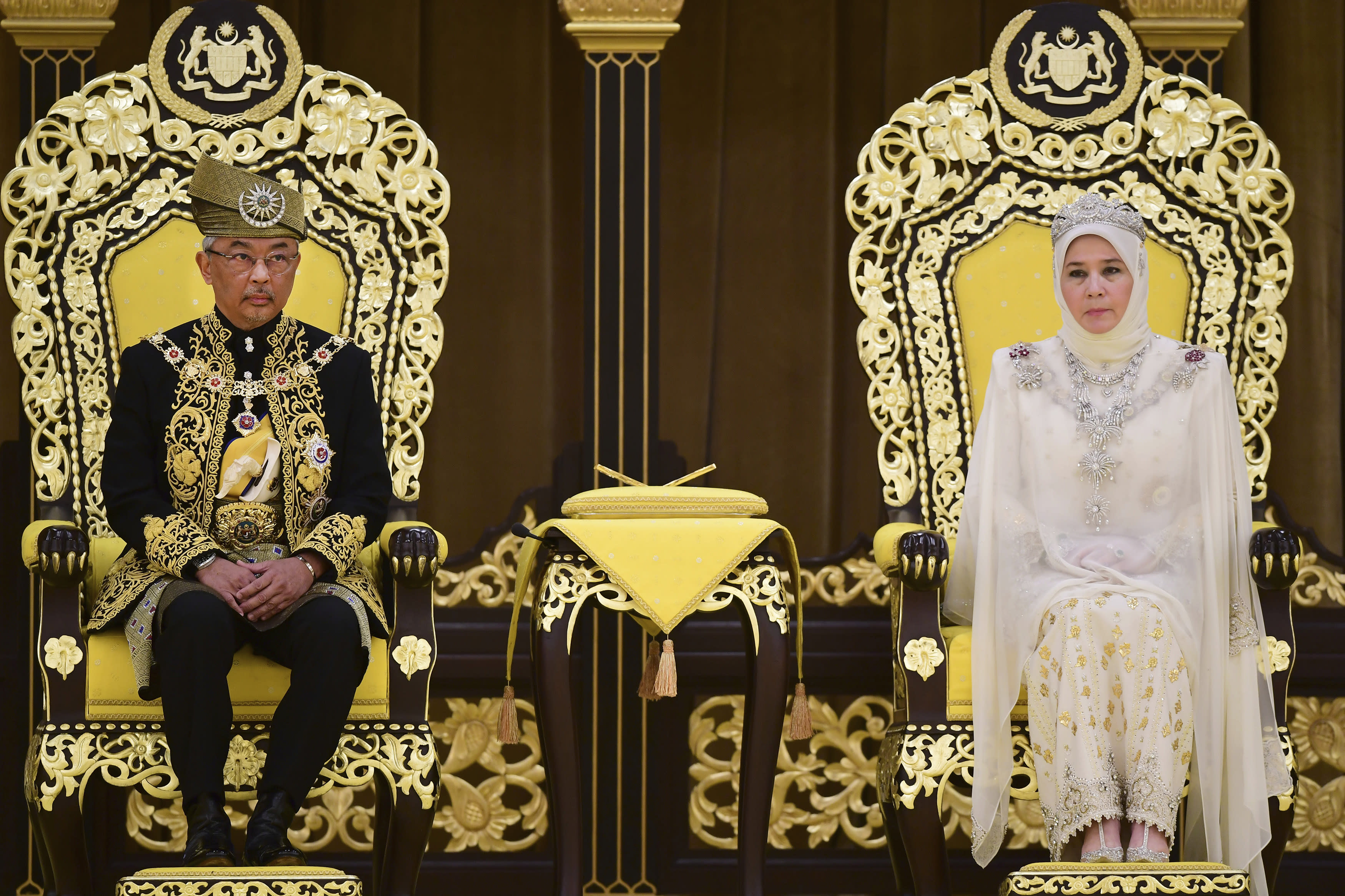 在马来西亚新闻部发布的这张照片中，马来西亚国王苏丹·阿卜杜拉·苏丹·艾哈迈德·沙阿和女王东姑阿齐扎于2019年7月30日星期二在吉隆坡国家宫参加皇家加冕仪式。马来西亚新国王正式呼吁种族团结。在独特的旋转君主制下，作为该国的第16任国王而安装。 （马来西亚信息部通过AP）