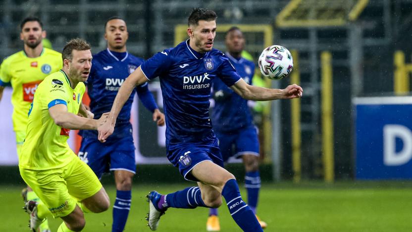 BRUSSELS, BELGIUM - JANUARY 31: Laurent Depoitre of KAA Gent, Matt Miazga of RSC Anderlecht during the Pro League match between RSC Anderlecht and KAA Gent at Lotto Park on January 31, 2021 in Brussels, Belgium (Photo by Perry van de Leuvert/BSR Agency/Getty Images)