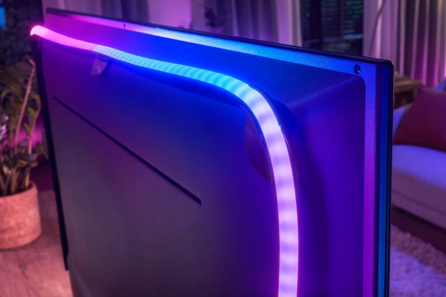 of naar voren gebracht aantrekkelijk Each LED in the new Philips Hue lightstrip can match different colors on  your TV | Engadget