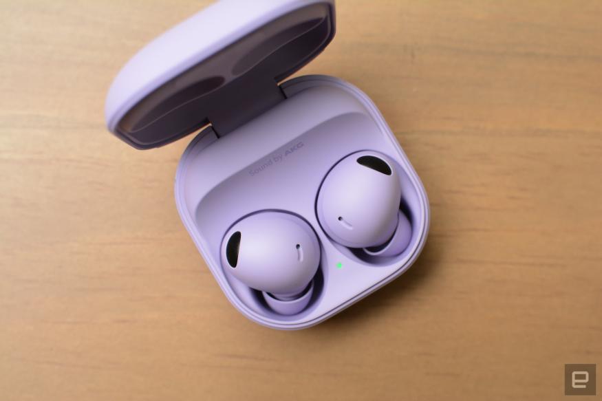 Galaxy Buds 2 Pro review: Hãy để những đánh giá tuyệt vời về Galaxy Buds 2 Pro chinh phục bạn và giúp bạn quyết định tốt nhất. Hình ảnh liên quan sẽ hiển thị khả năng hoạt động và tính năng ấn tượng của tai nghe đến từ Samsung. Translation: Let the great reviews of Galaxy Buds 2 Pro conquer you and help you make the best decision. The related image will show the impressive performance and features of the earbuds from Samsung.