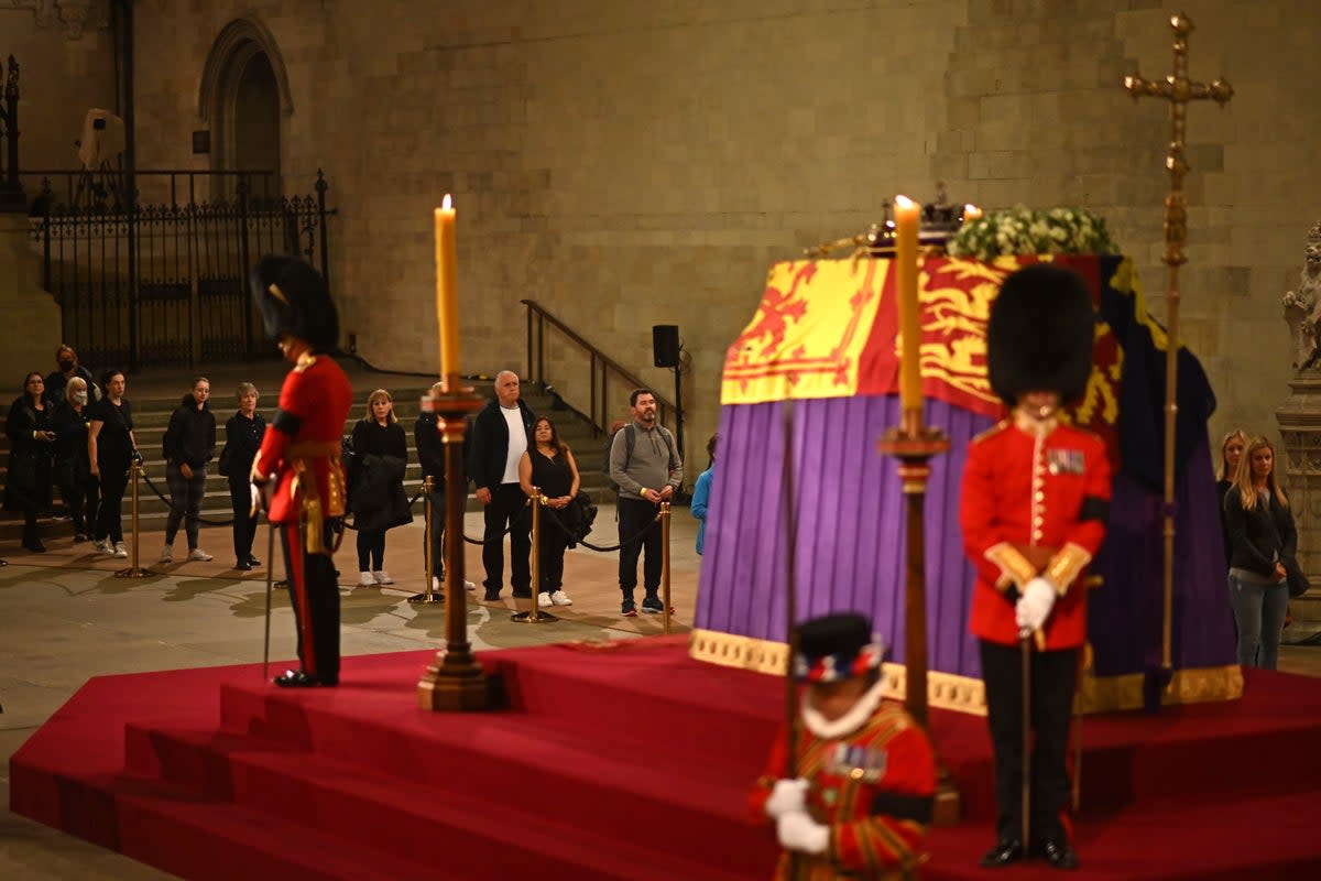 La garde royale s’effondre à côté du cercueil de la reine la première nuit de mensonge dans l’état