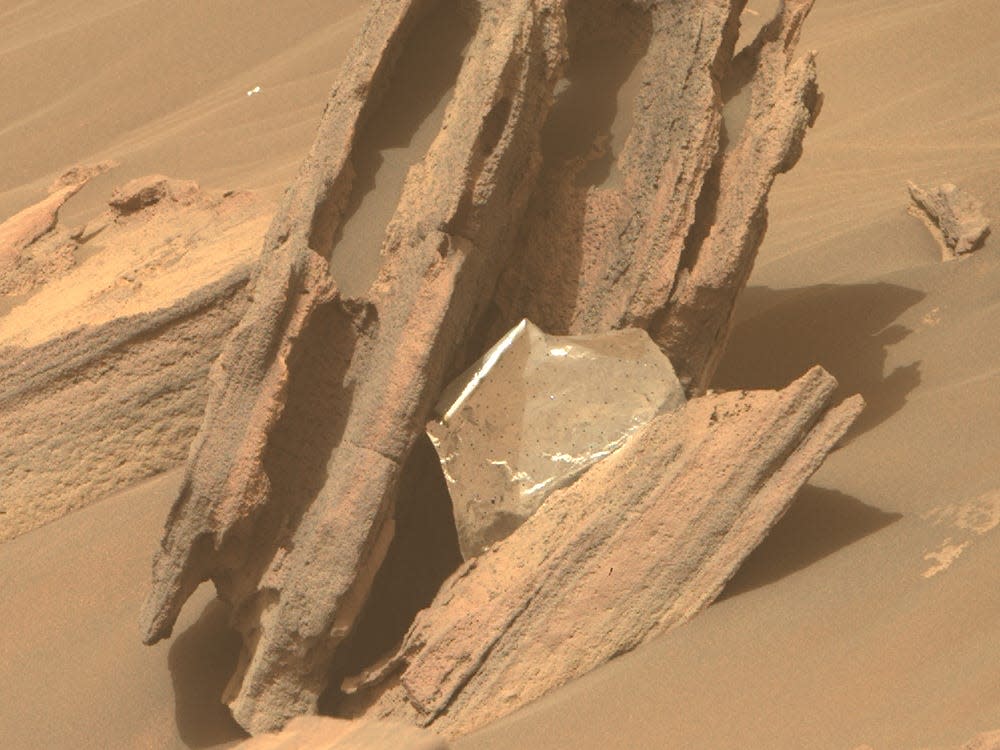 التقط المسبار المتجول التابع لوكالة ناسا صورًا للقمامة الخاصة به ، ويظهر كيف أصبح المريخ ساحة للخردة