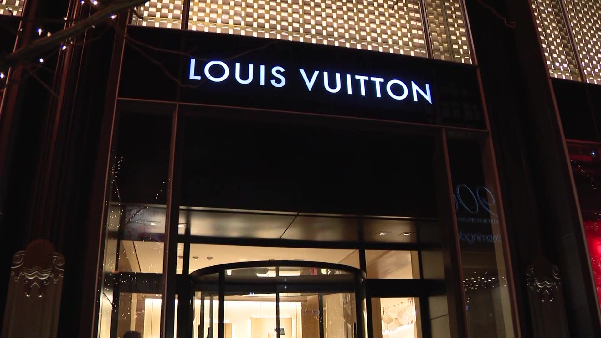 Oak Brook mall robbery: Louis Vuitton store hit by 14 thieves in  grab-and-run at 196 Oak Brook Center, police say - ABC7 Los Angeles