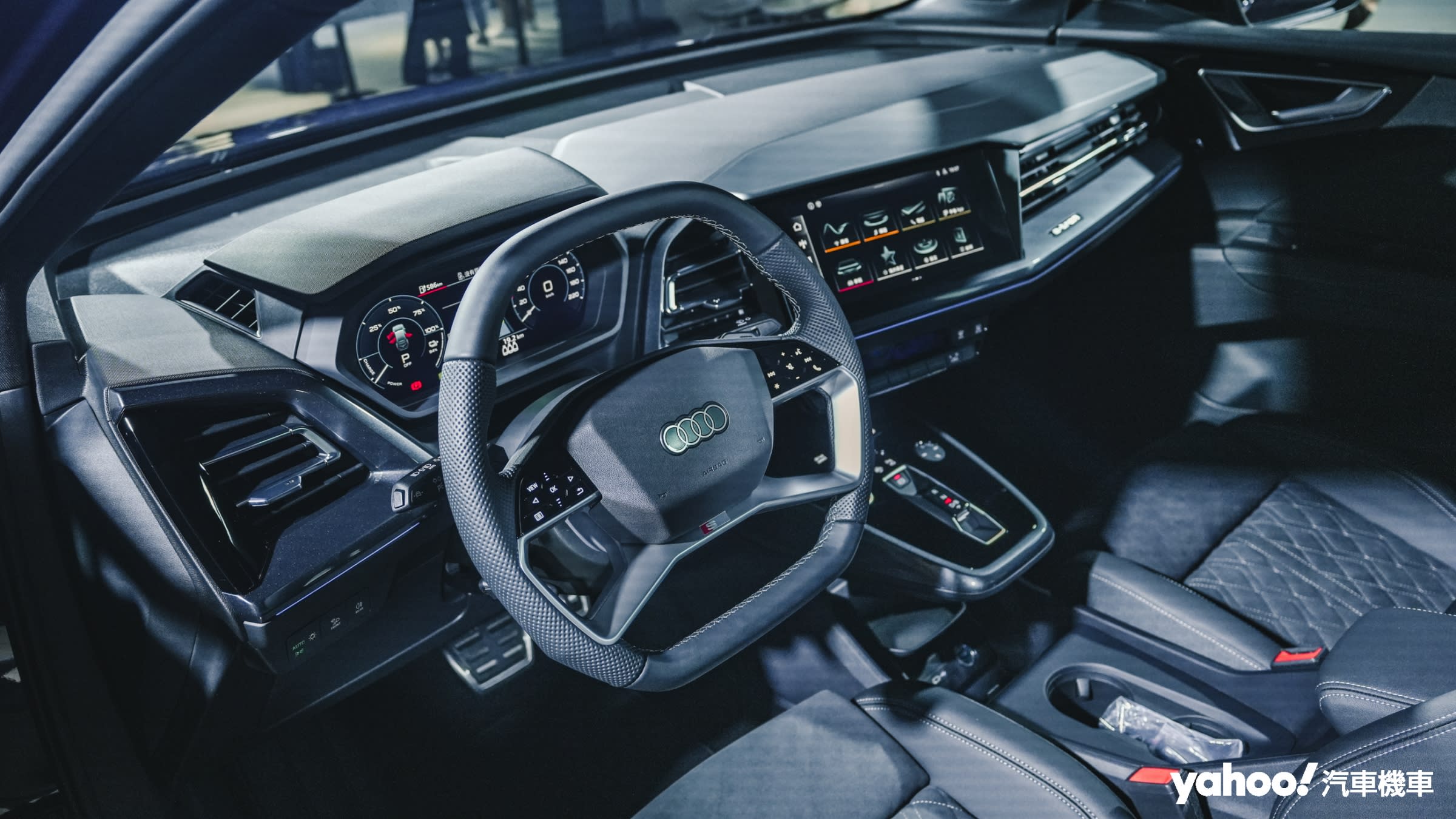 車艙以10.1吋中央觸控螢幕和10.25吋數位儀表所構成。