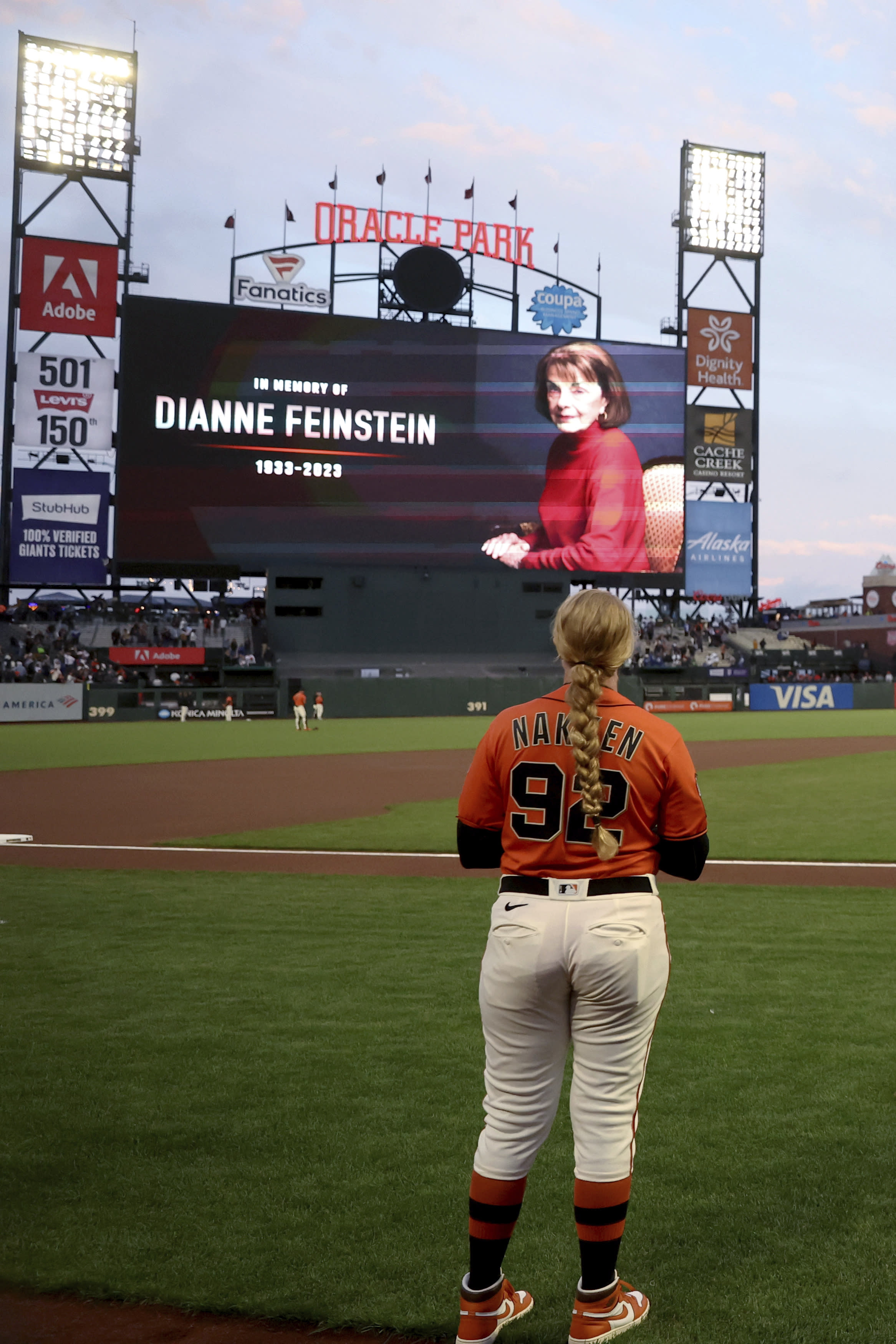 Giants' Alyssa Nakken Becomes 1st MLB Female Coach on Field - Bloomberg