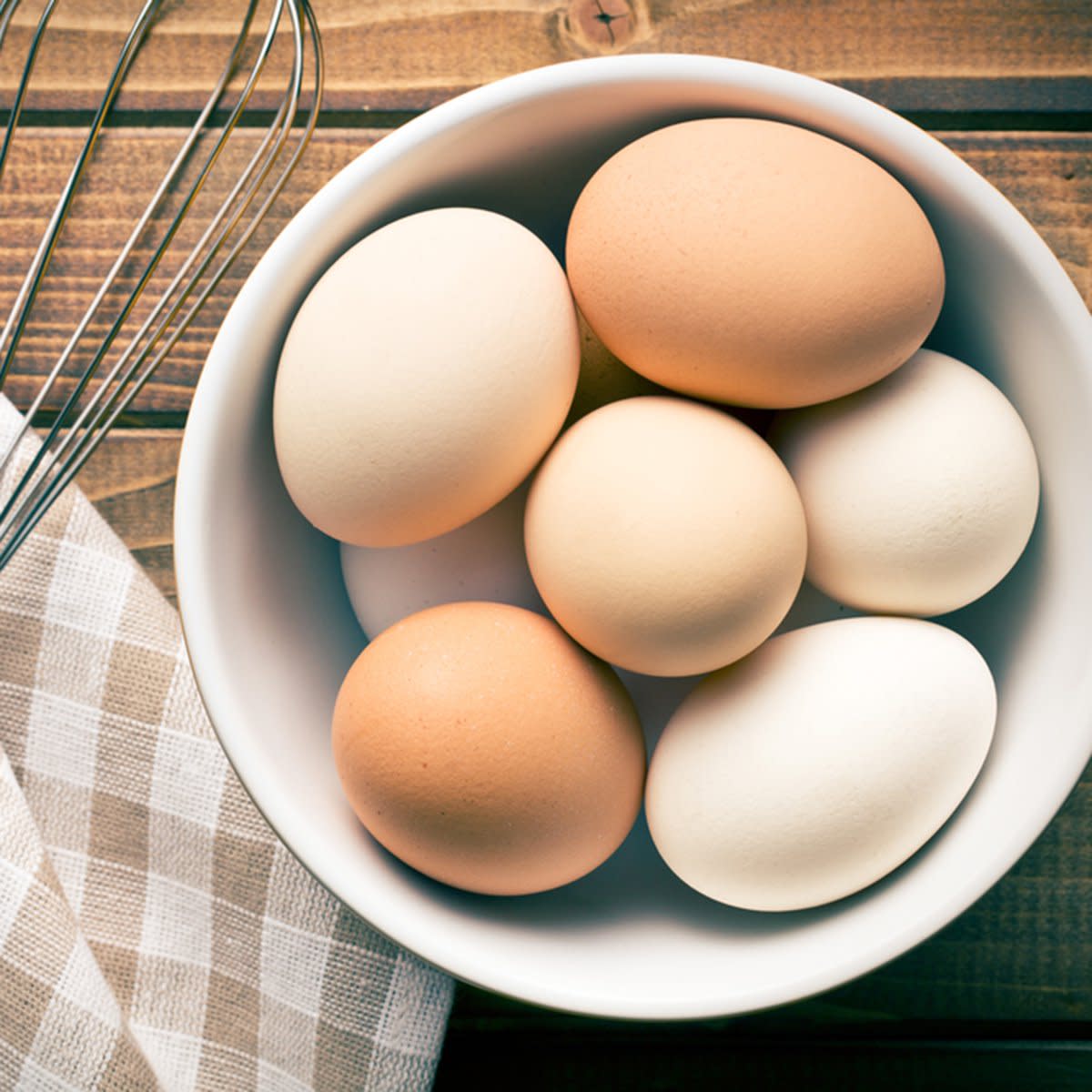 Яйцо. Домашние куриные яйца. Яйцо домашнее куриное. Яйцо на белом фоне.