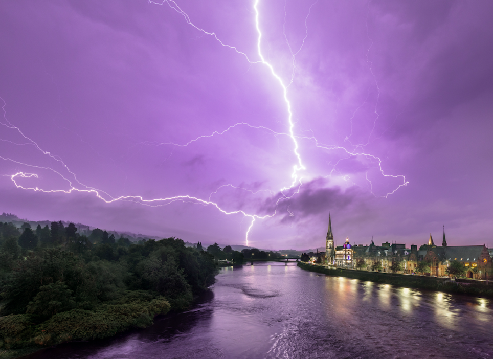 In Pictures Dramatic Lightning Storms Strike Uk As Heatwave Continues 