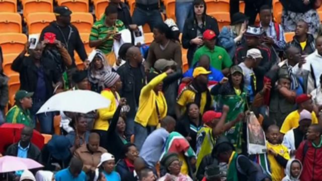 Raw: Crowds Arrive for Mandela Memorial