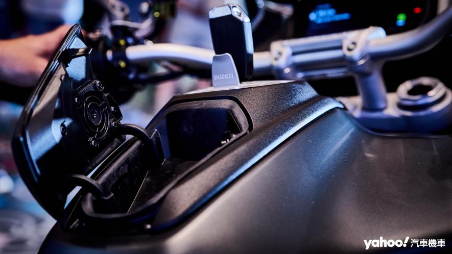 Ducati在全新Multistrada V4油箱上方的置物空間中加入了風扇設計以對應現代智慧型手機充電時的散熱需求。 - 6