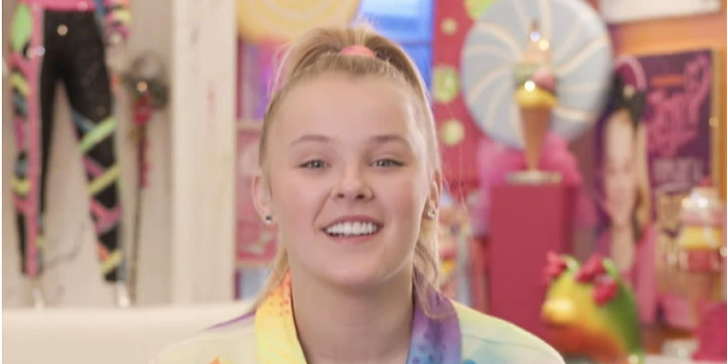 Here S Why Jojo Siwa Hasn T Been Wearing Her Signature Bow As Much