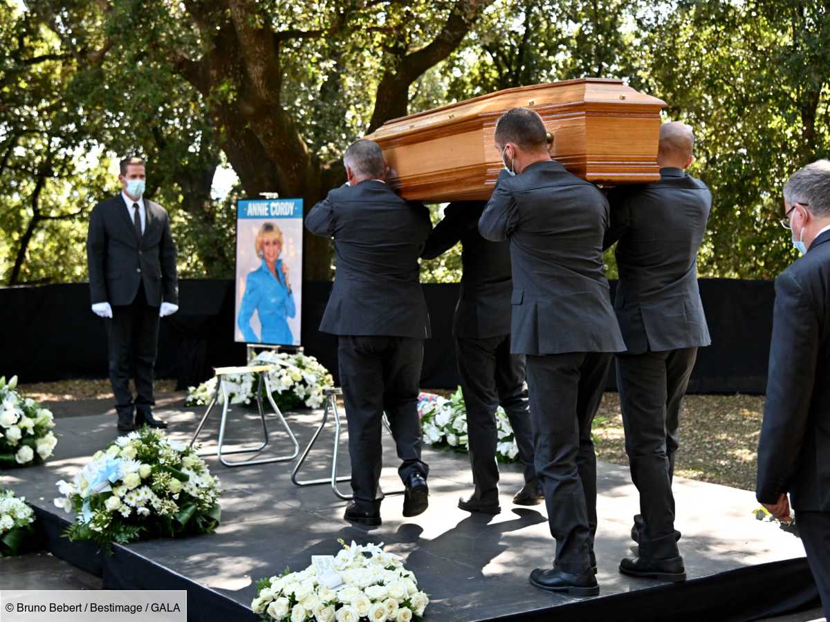 Photos Obseques D Annie Cordy 300 Personnes Des Fleurs A Foison Et Un Soleil De Plomb Pour Un Dernier Adieu A L Artiste