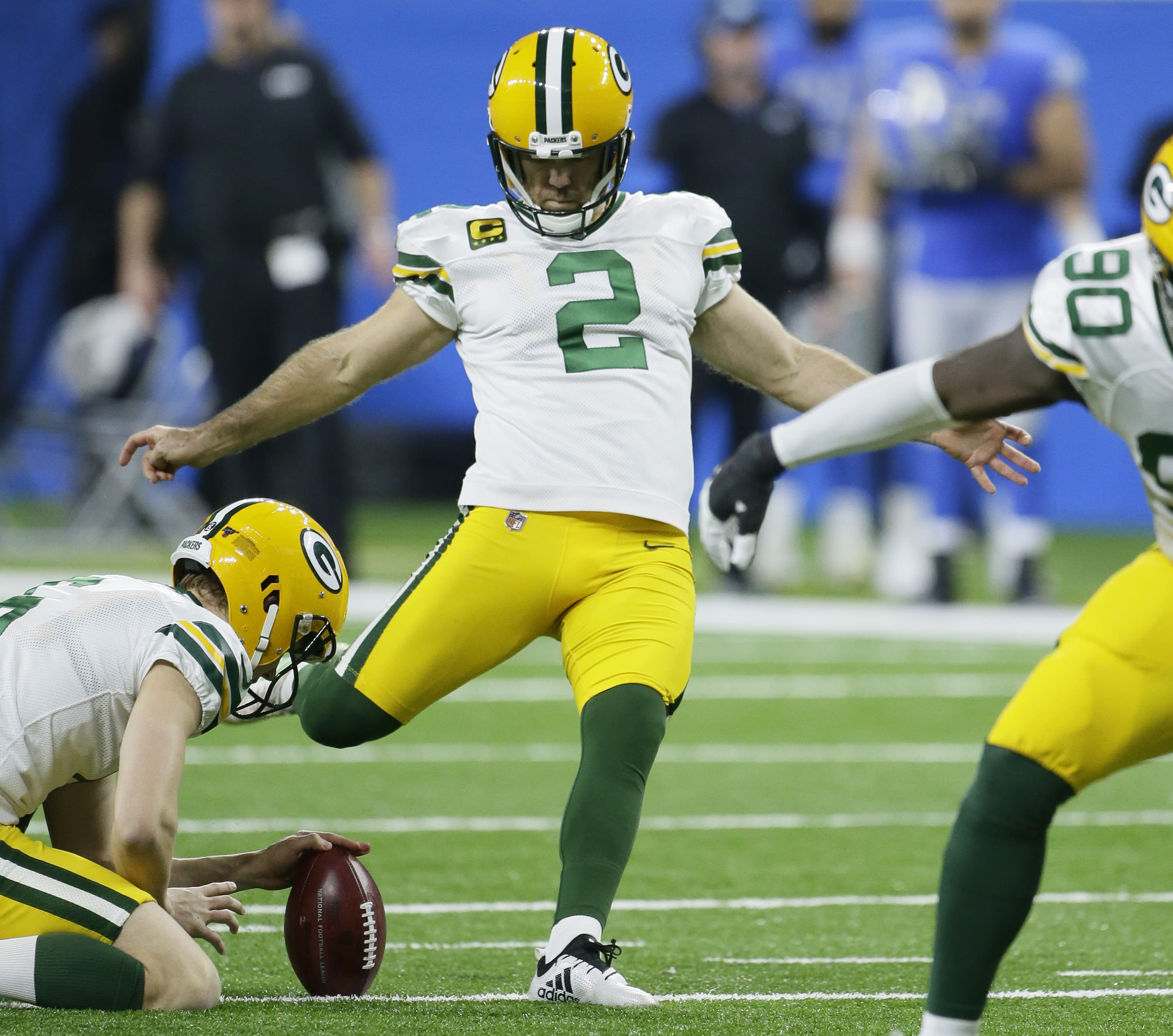 Packers resign longtime kicker Mason Crosby for 3 years