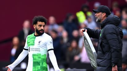 Getty Images - LONDON, ENGLAND - APRIL 27: Mohamed Salah of Liverpool clashes with Jurgen Klopp, Manager of Liverpool, during the Premier League match between West Ham United and Liverpool FC at London Stadium on April 27, 2024 in London, England. (Photo by Justin Setterfield/Getty Images)