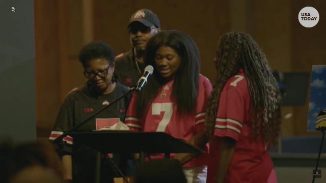 Dwayne Haskins' sister, father pay their respects at memorial service