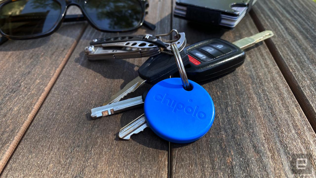 Chipolo ONE Spot (2021) - Key Finder, Bluetooth Tracker for Keys, Bag -  Works with The Apple Find My app (only for iOS) (Almost Black)