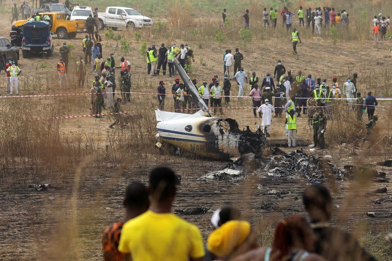 Nigerian air force passenger plane crash kills 7 people - Yahoo News