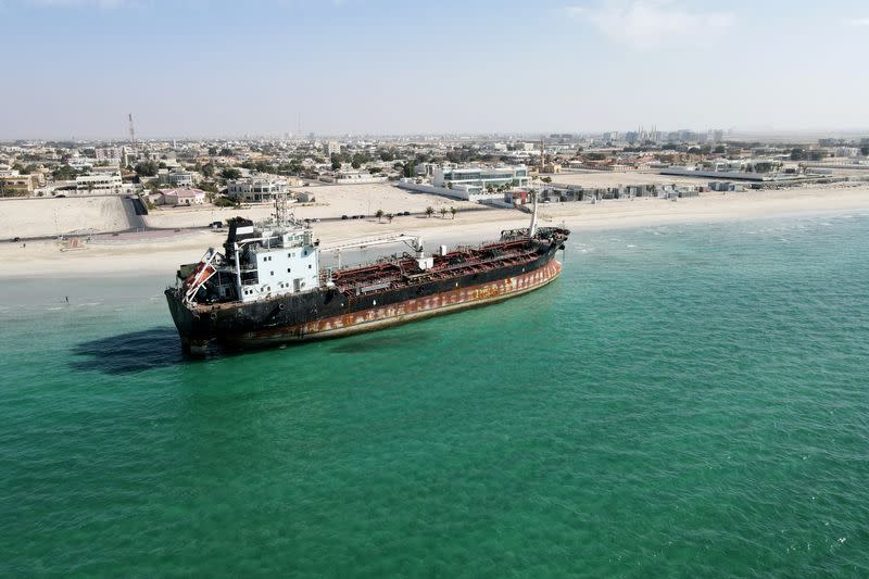 Vier Jahre nach Beginn des Fluges und Meter über dem Boden ist die Besatzung des Tankers immer noch an Bord gestrandet