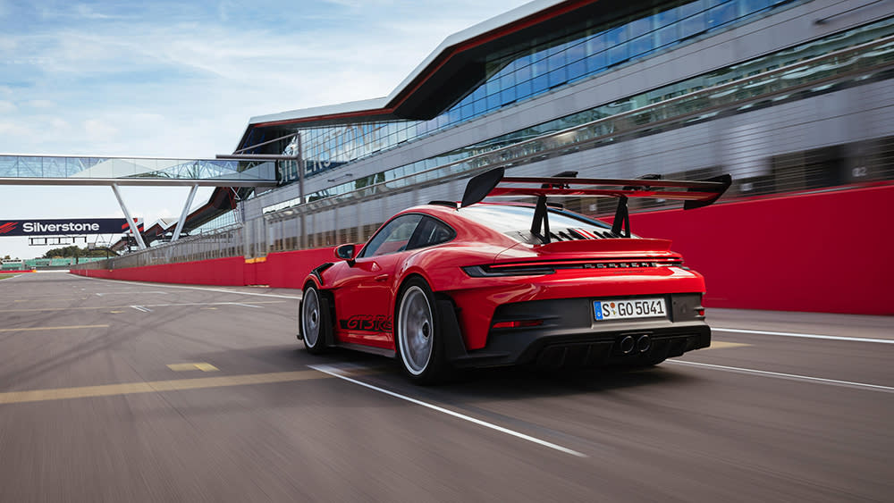 Nové aerodynamické 911 GT3 RS od Porsche má masívny spojler, ktorý využíva vietor na väčší výkon