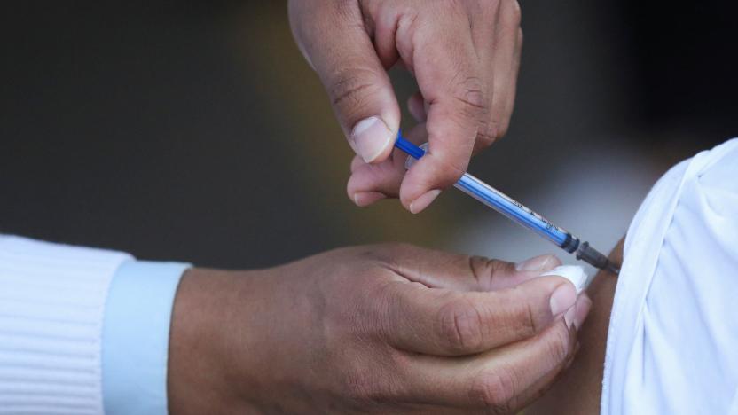 A male nurse applies a booster shot of the Moderna coronavirus disease (COVID-19) vaccine in Mexico City, Mexico January 12, 2022. REUTERS/Edgard Garrido