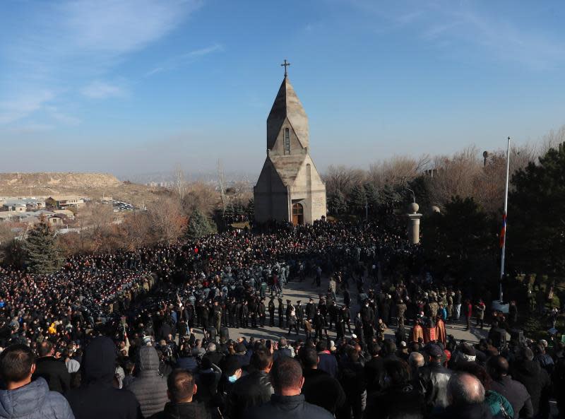 Tensa procesión de duelo en Armenia en memoria de los caídos en el Karabaj