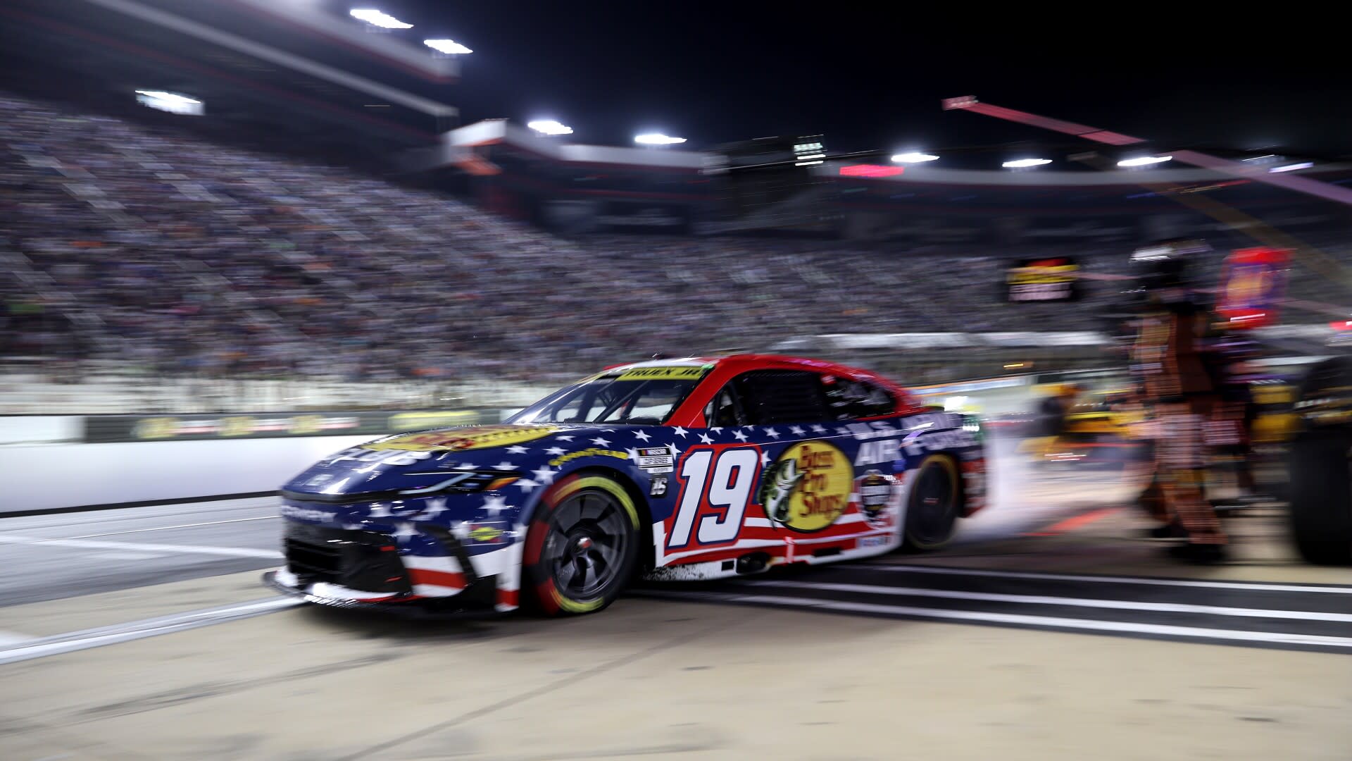 Martin Truex Jr.'s title hopes in Bristol after pit road speeding penalty