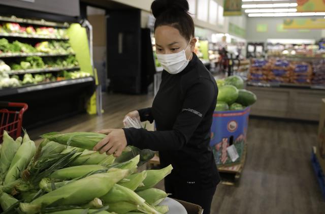 La trabajadora de la aplicación Instacart, Saori Okawa, compra verduras para entregarlas en casa el miércoles 1 de julio de 2020 en San Leandro, California. (AP Foto/Ben Margot)