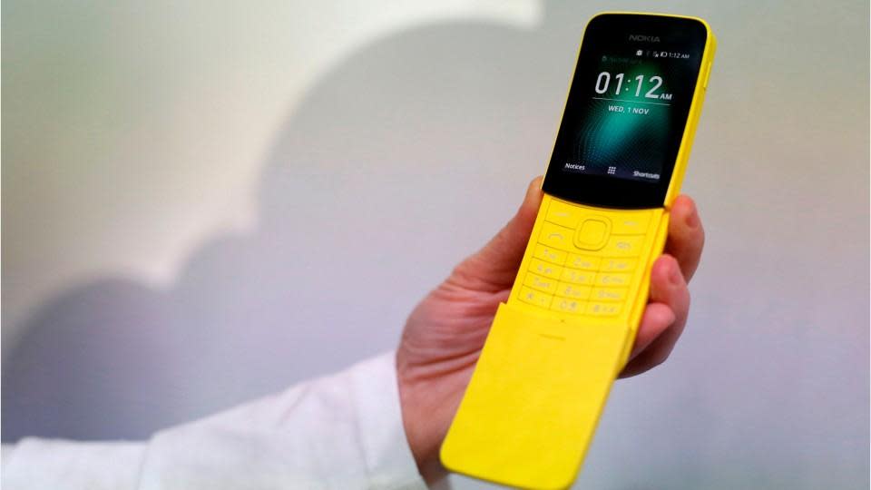 Nokia 2720 Hands-On: Flip phone makes a comeback! 