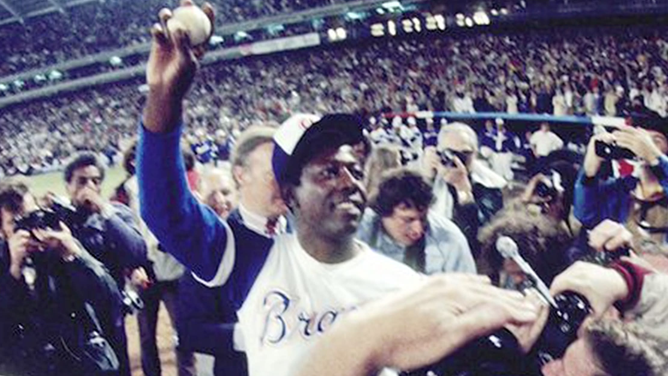 Hank Aaron, Baseball's Home Run King Who Defied Racism, Dies at 86 - The  New York Times