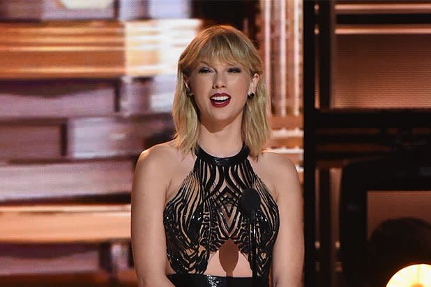 Taylor Swift Butt-Grope Lawsuit Moves to Trial
