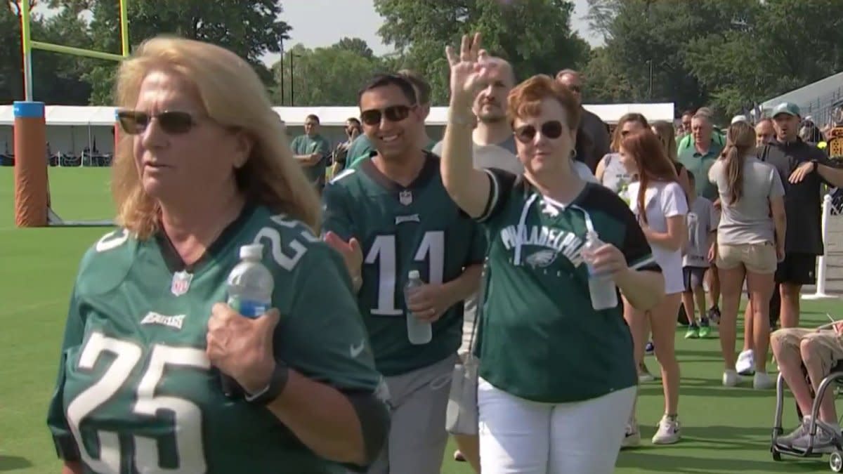 A 'sea of green' fans take over NovaCare for Eagles training camp