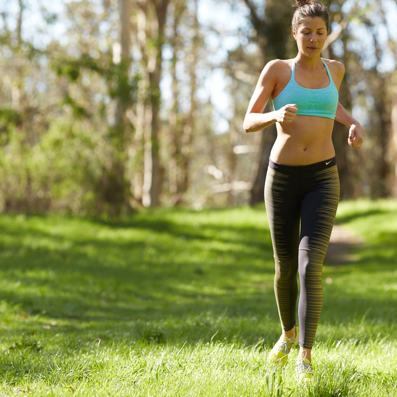 На сколько можно похудеть бегая каждый день. Тренировки на свежем воздухе. Пробежка. Тренировка на улице для девушек. Бег трусцой.