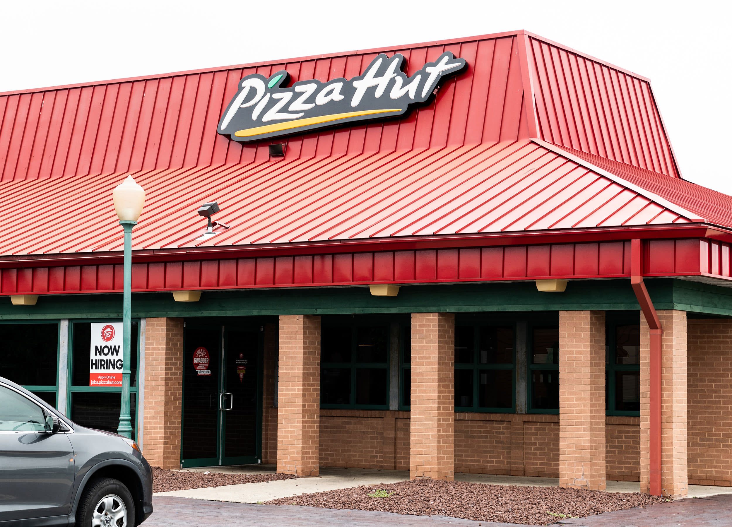 is pizza hut open to dine in