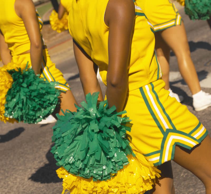 Big-guy cheerleaders a hit with fans – Boston Herald