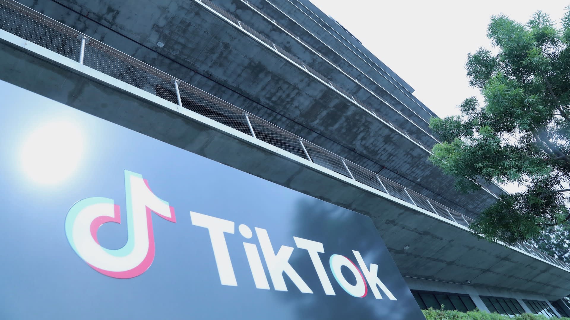 Tiktok Reportedly Banning Accounts Belonging To Onlyfans Creators