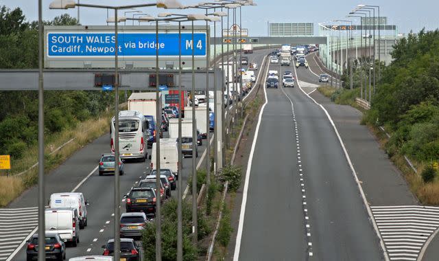 ” Graves perturbations ” des routes, y compris M4 et M5, alors que les manifestants utilisent des barrages routiers lents pour cibler les autoroutes au-dessus des taxes sur le carburant