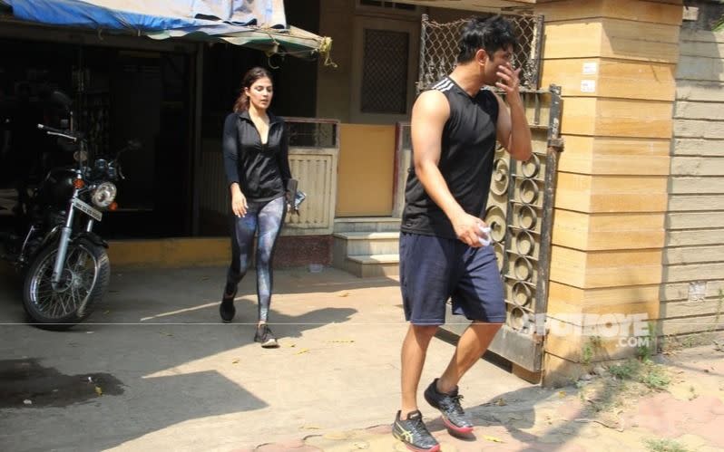 Big Breaking Rhea Chakraborty S Neighbour Confirms Sushant Singh Rajput Dropped Rhea Home A Night Before He Died Reports