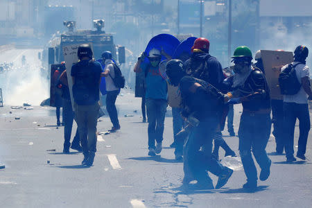 Mayhem rages in west Venezuela; Capriles blocked from U.N. trip