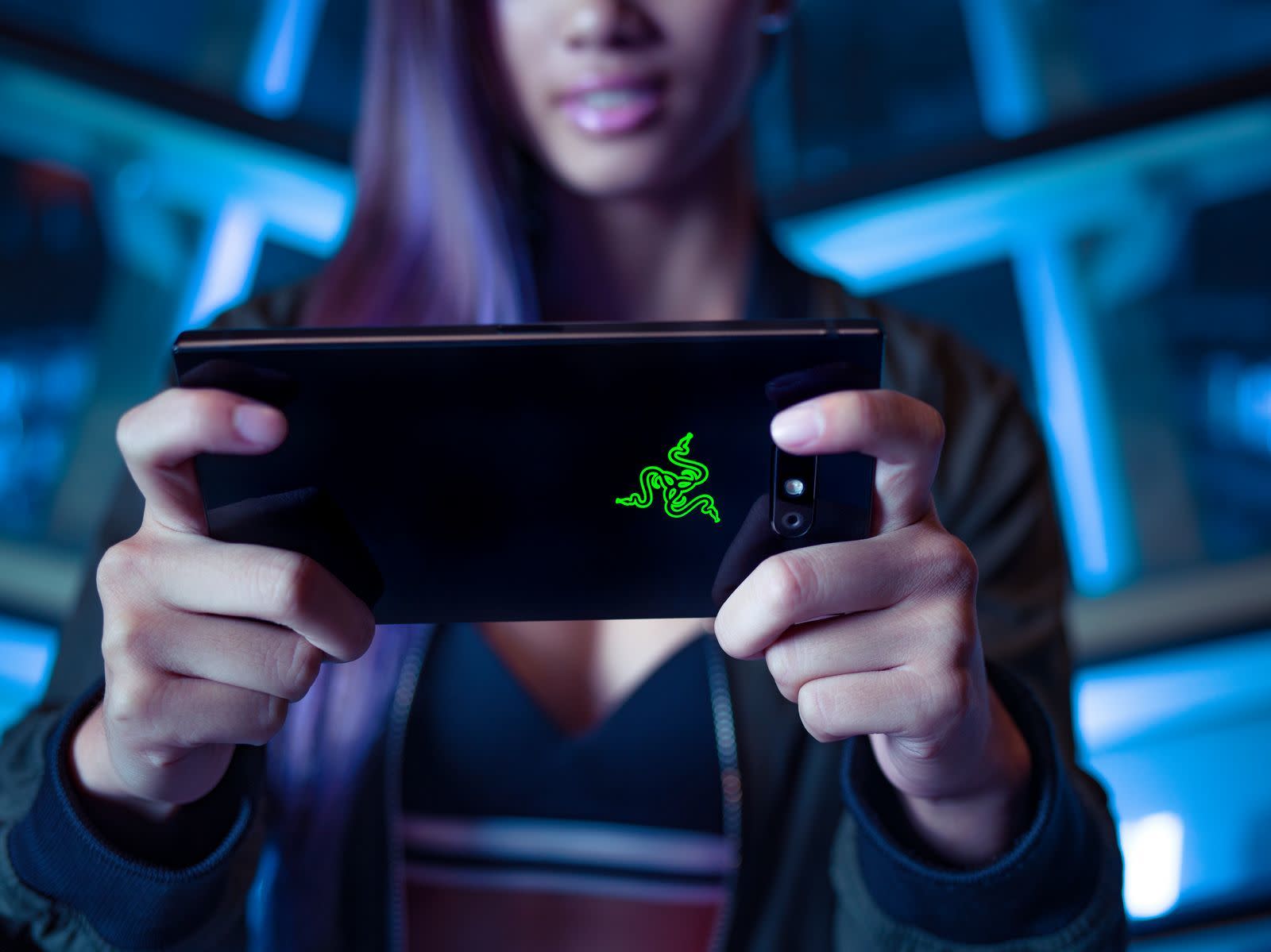 Razer Phone 2がついに発表 背面がカラフルに光る1hz画面のゲーミングスマホ Engadget 日本版