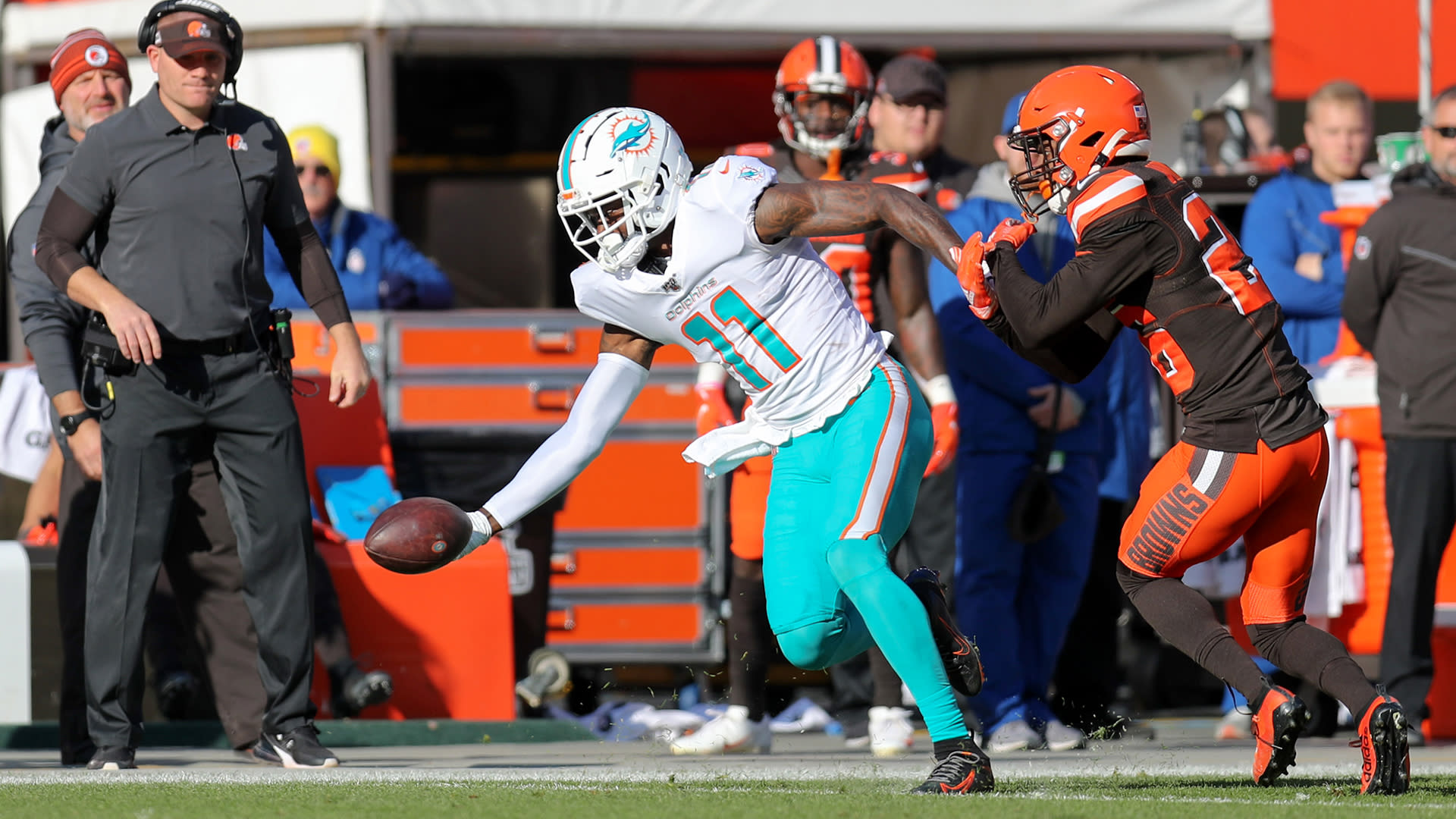 Miami Dolphins' attack looks meek; Ryan Tannehill's play is perplexing