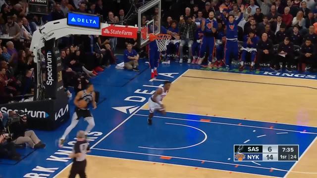 Immanuel Quickley with a dunk vs the San Antonio Spurs