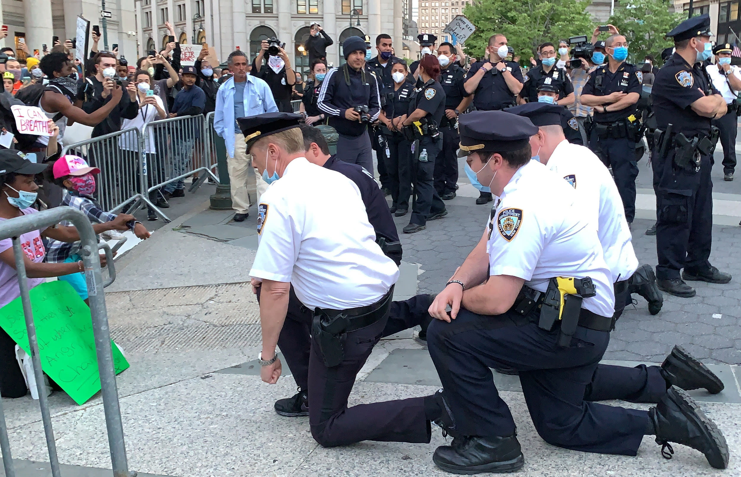 NYPD lieutenant apologizes to colleagues for kneeling during protest