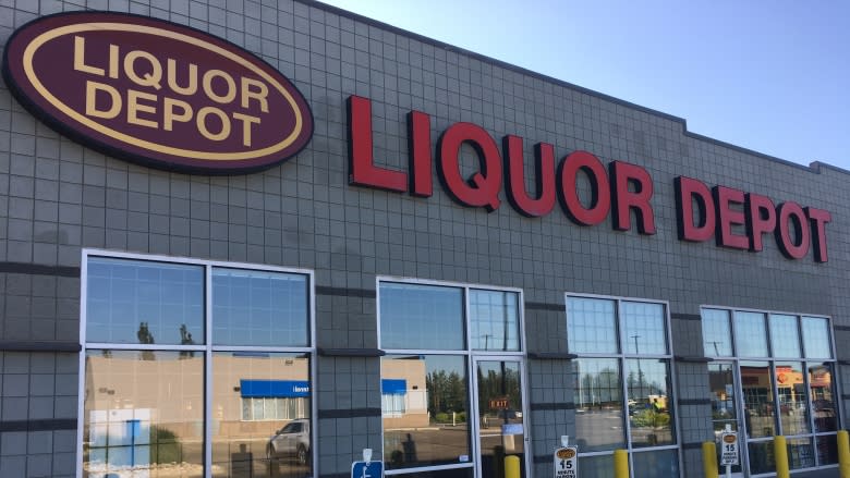 North Edmonton liquor store employee stabbed while pursuing thief