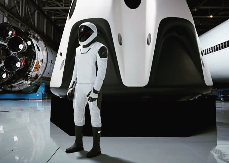 イーロン マスク Spacexオリジナル宇宙服の全身像を公開 まるでガンダムのノーマルスーツのよう Engadget 日本版